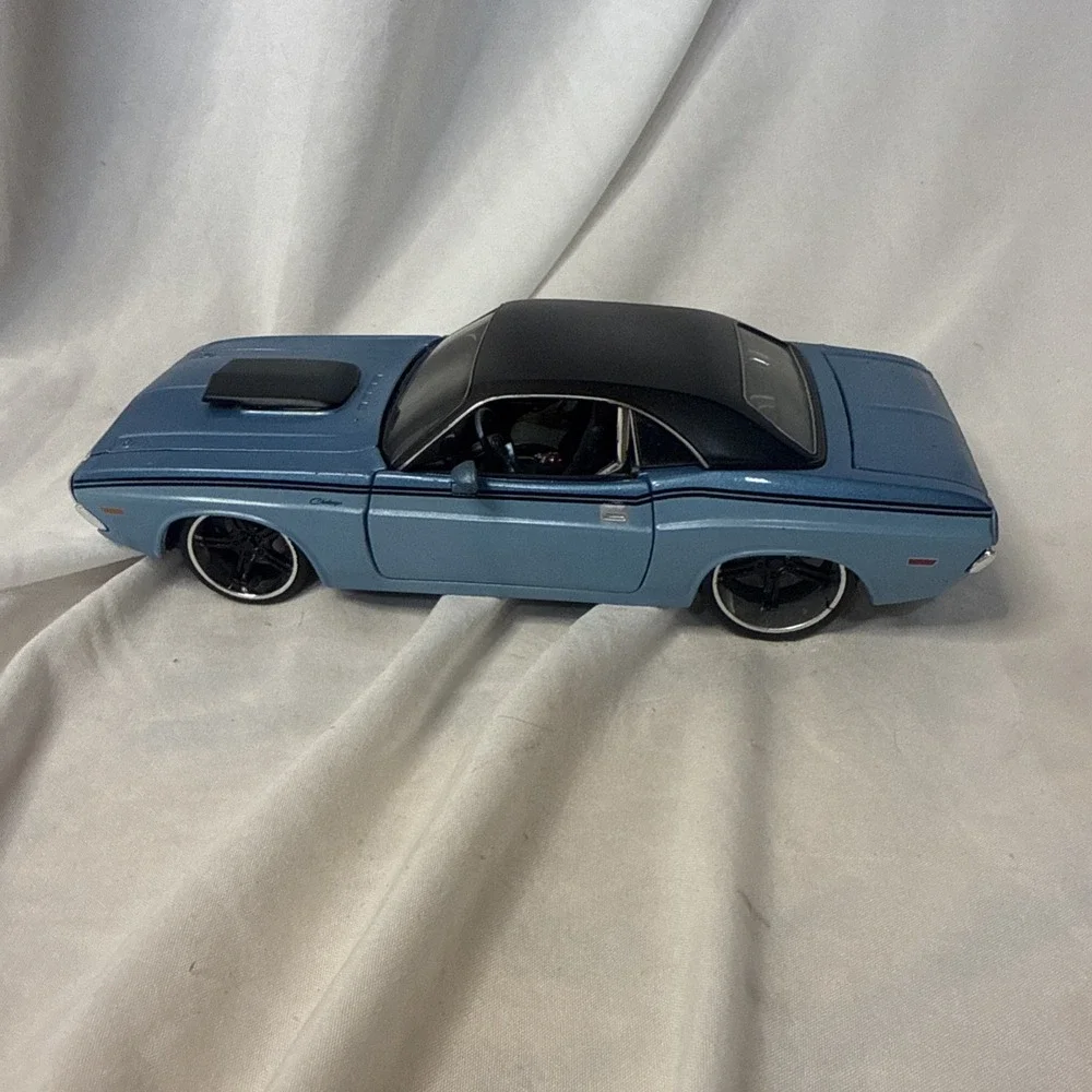 Vintage MAISTO Blue 1/24 1970 Dodge Challenger R/T Die Cast Car Collectible
